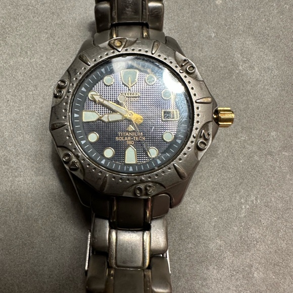 Citizen Eco Drive men’s size watch Titanium Solar-Tech 180 - WR 200 - Picture 6 of 10